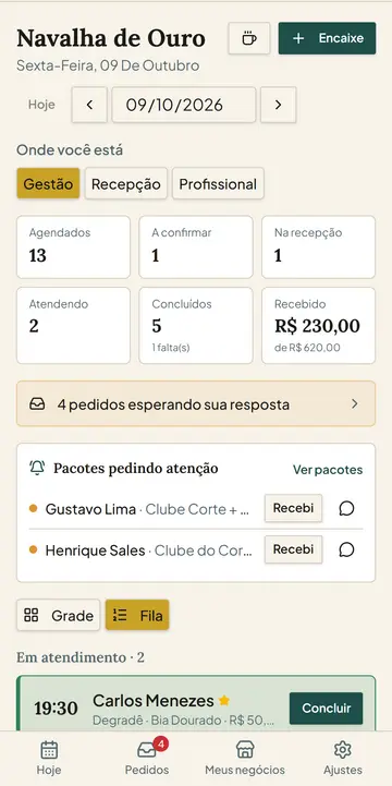Fila de hoje no celular: dois clientes em atendimento, um na recepção e os próximos horários