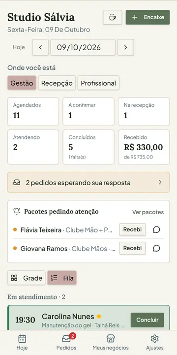 Fila de hoje no celular: duas clientes em atendimento, uma na recepção e os próximos horários