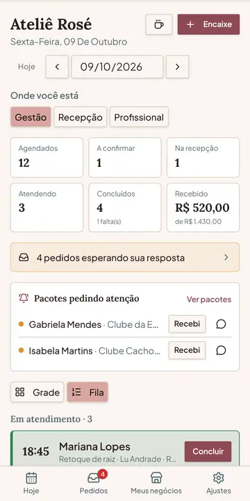 Fila de hoje no celular: três clientes em atendimento, uma na recepção e os próximos horários