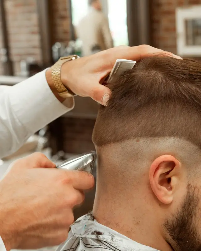 Corte degradê sendo feito na máquina