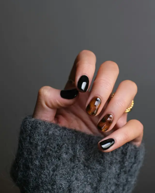 Unhas em preto e efeito tartaruga